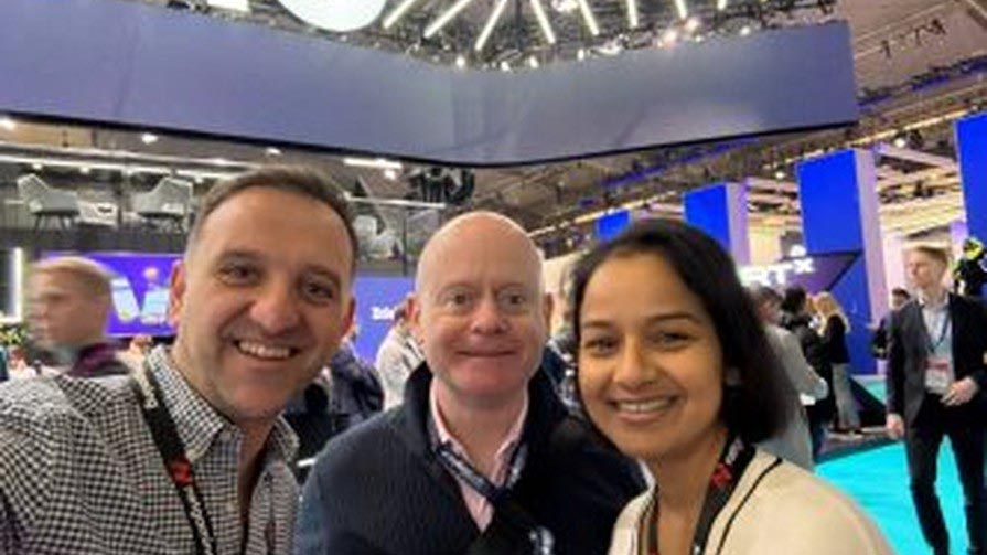 разработчики на выставке